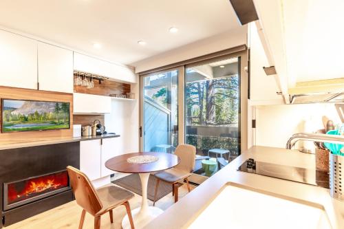 Modern Hotel-Style Studio - Timber Creek Lodge #210, Truckee