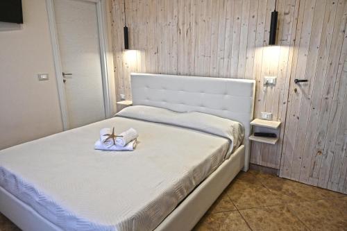 1 queen bed, 1 bunk bed