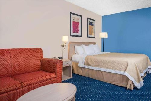Norwood Inn & Suites La Crosse - image 8