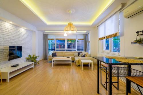 Modern and Central Duplex Apartment with Garden near Beach in Antalya