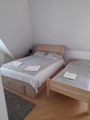 1 queen bed, 1 twin bed