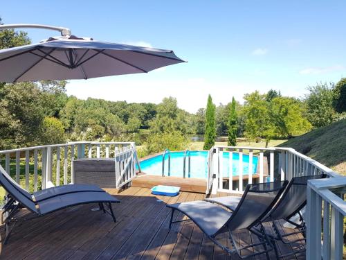 Les Deux Lacs - Stunning Gite, with private swimming pool and 2.75 acre fishing lake in Abjat-sur-Bandiat