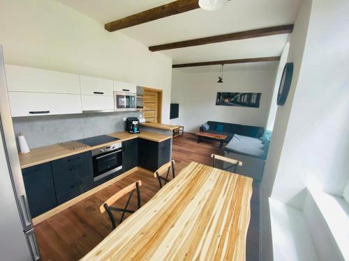 Woody Apartman Cerny dul