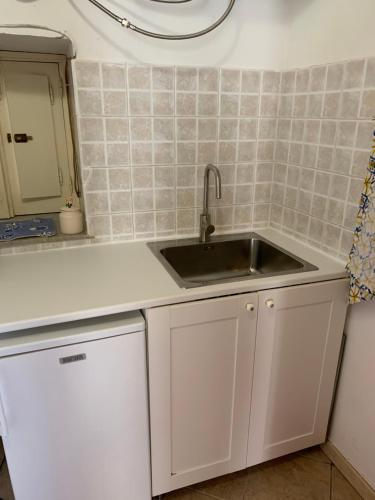One-Bedroom Apartment image 7