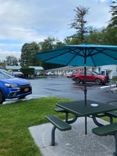 Brookside Motel & Cabins