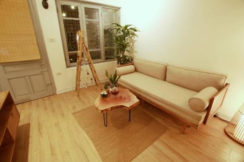 Le Cadre-BALCONY FLAT, 30s walk to Old Quarters!!
