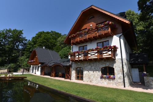 6 bedrooms, 11 beds