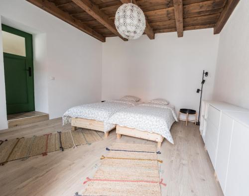 2 twin beds