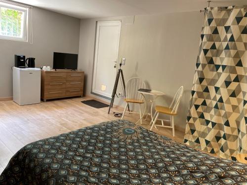 Chambre indépendante 25m2 avec piscine et terrain de pétanque