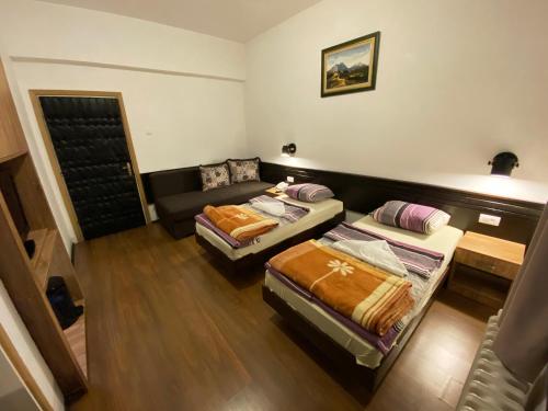 2 twin beds