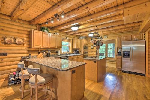 Purlear Luxury, Spacious Log Cabin with Mtn Views! in Purlear, USA