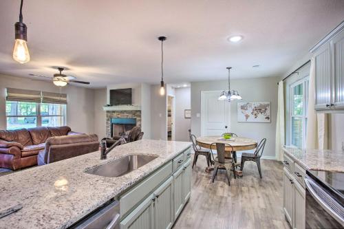 Charming Lake Fork Cottage w/ Screened-In Porch! in Yantis (TX)