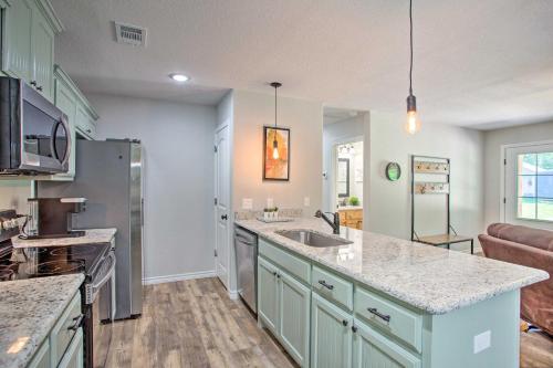 Charming Lake Fork Cottage w/ Screened-In Porch! in Yantis (TX)