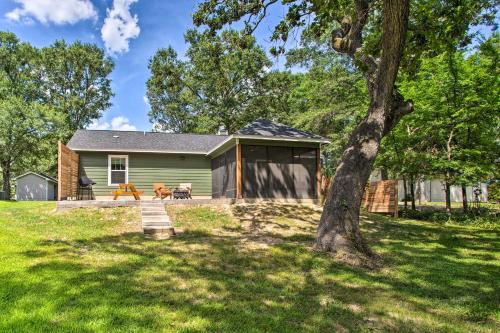 Charming Lake Fork Cottage w/ Screened-In Porch! in Yantis (TX)