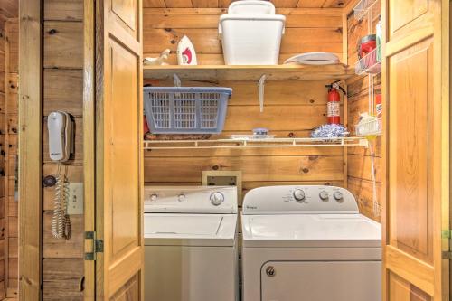 Waterfront Cabin with Beautiful River View and Hot Tub in Ellijay, USA