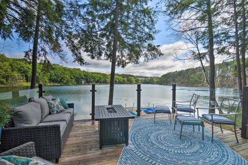 Tranquil Lake Cottage Near Golf with Views and Hot Tub - Gaylord