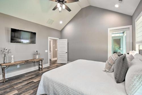 Rustic Home with Game Room Fire Pit and Hot Tub - image 8