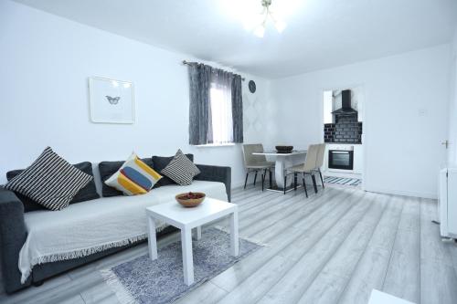 Modern 2 Bedroom Flat, with Free Parking, and WIFI - Creekmouth Open Space