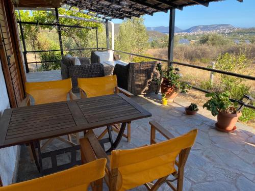 Cosy Calm Cottage in olive trees with sea view