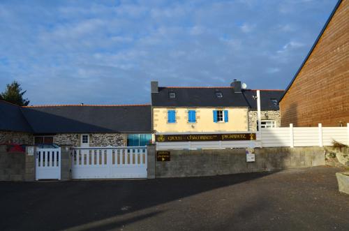 Maison d'une chambre avec jardin amenage et wifi a Cast gîte à louer Quéménéven
