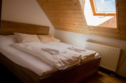 2 bedrooms, 3 beds