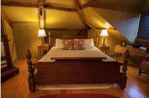 1 king bed, 1 sofa bed