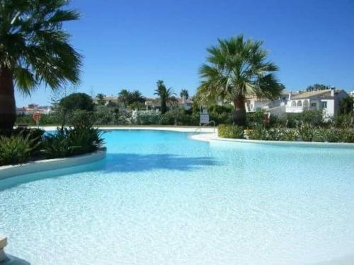 2 bedroom apartment with sea views