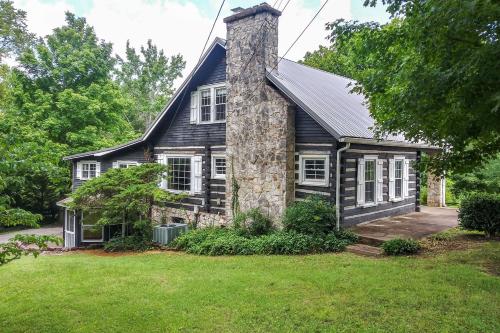 Rustic Dover Retreat w/ Porch - Walk to Boat Ramp! in Hurricane Mills (TN)