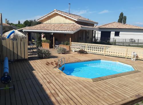 maison bois avec piscine privee gîte à louer Vendays-Montalivet