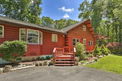 Dog-Friendly Pocono Mtns Cabin with Deck Near Hiking - East Stroudsburg