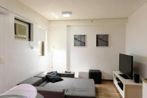 Flat no Leblon na quadra da praia