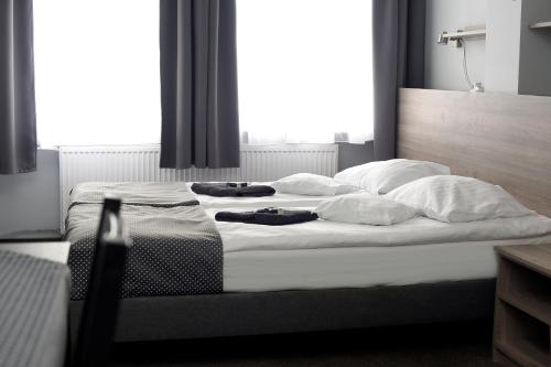 2 twin beds