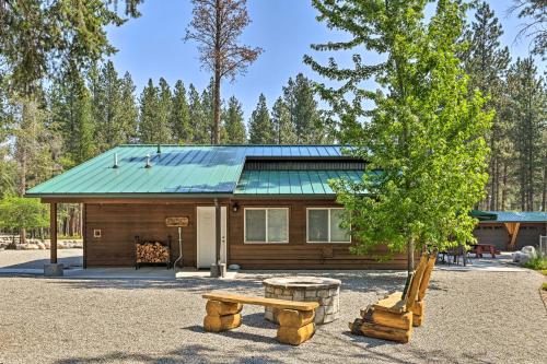 Victor Woodland Cabin Retreat with Fire Pit