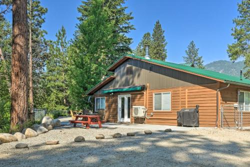 Victor Woodland Cabin Retreat with Fire Pit