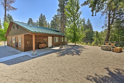 Victor Woodland Cabin Retreat with Fire Pit