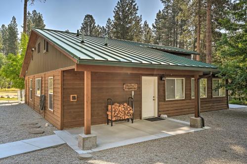 Victor Woodland Cabin Retreat with Fire Pit