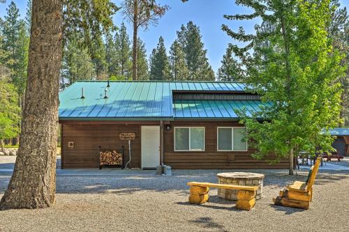 Victor Woodland Cabin Retreat with Fire Pit