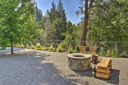 Victor Woodland Cabin Retreat with Fire Pit