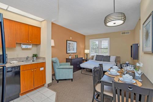 Near Disney - 1BR with Two Queen Beds - Pool and Hot Tub! - image 8