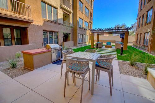 Rooftop Pool - TPC, Shopping & Dining 2 Miles wtih Parking - 4427