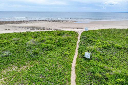 Charming Jacuzzi-Suite - Walk to Parsons Beach! - image 10