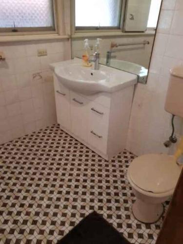 Bathroom, CAMPBELLTOWN HOLIDAY HOME 3 BED + FREE PARKING NCA039 in Campbelltown