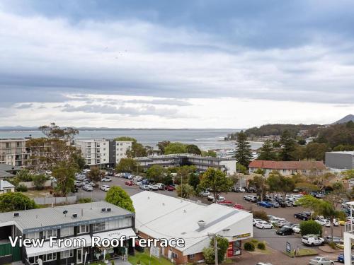 1 'Seaview', 9 Church Street - huge air conditioned unit with lift & WIFI