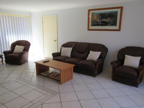 The Salamander', 99 Salamander Way - aircon & large yard for kids