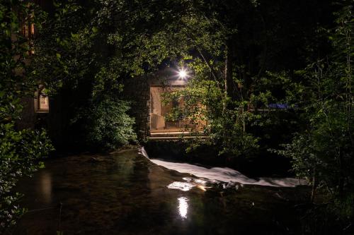 La chapelle moulin traversée par l'eau jacuzzi piscine classé 5 étoiles - Location saisonnière - Bourg-Argental