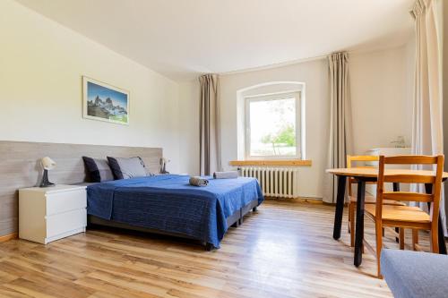 1 queen bed, 1 sofa bed