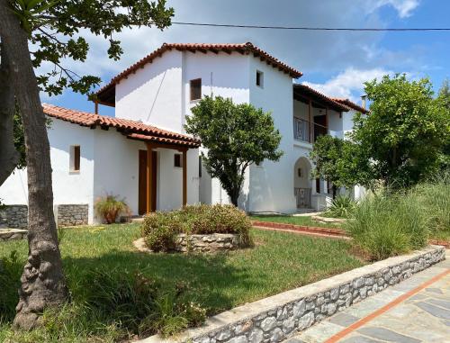 Valmas Village Apartments pool&bar 2