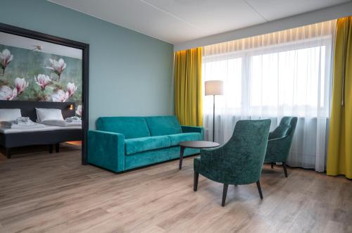 1 queen bed, 1 sofa bed