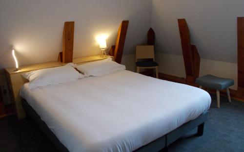 Logis Hotel De La Poste The 2-star Logis Hotel De La Poste offers comfort and convenience whether youre on business or holiday in Saint Sauves DAuvergne. The hotel offers guests a range of services and amenities designed t