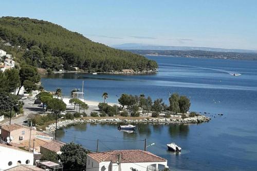 Studio avec terrasse face à l'ETANG de BERRE gîte à louer Eyguières